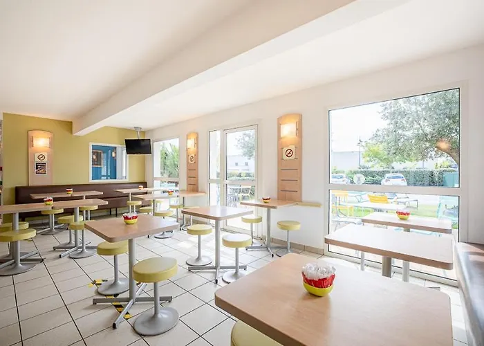 Ibis Budget Aeroport - A61 מלון